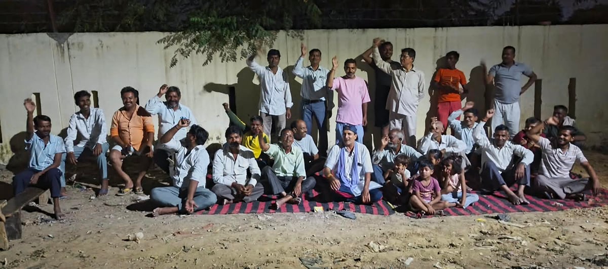 Agra News: उखर्रा में दूसरे दिन भी धरना, रास्ते की की मांग पर अड़े