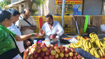 Ayodhya News: नवरात्र के फलाहार पर महंगाई की मार, कीमतें बढ़ीं
