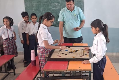 11जेएनडी02: जिला स्तरीय कैरम प्रतियोगिता में विजेता इंडस पब्लिक स्कूल की टीम। स्रोत: स्कूल