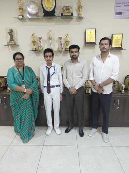 12jjrp02- झांसवा गांव निवासी कार्तिक जाखड़ स्टाफ के साथ, जिसका चयन भारत टेक विजन समिट में बने स