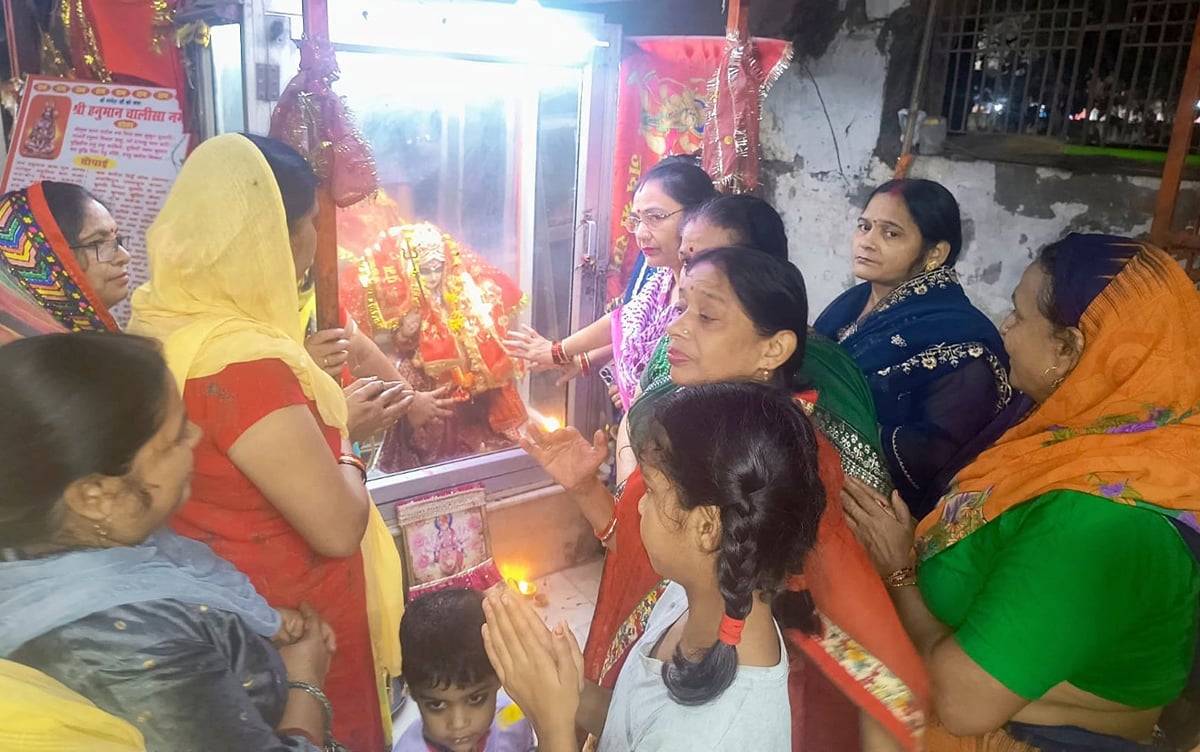 Shahjahanpur News: मां ब्रह्मचारिणी की पूजा-अर्चन के लिए पहुंचे श्रद्धालु