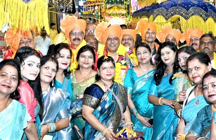 Jhansi News: शोभायात्रा का पुष्पवर्षा कर हुआ स्वागत
