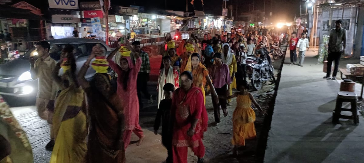 Pilibhit News: कलश यात्रा के साथ नौ दिवसीय भागवत कथा का शुभारंभ