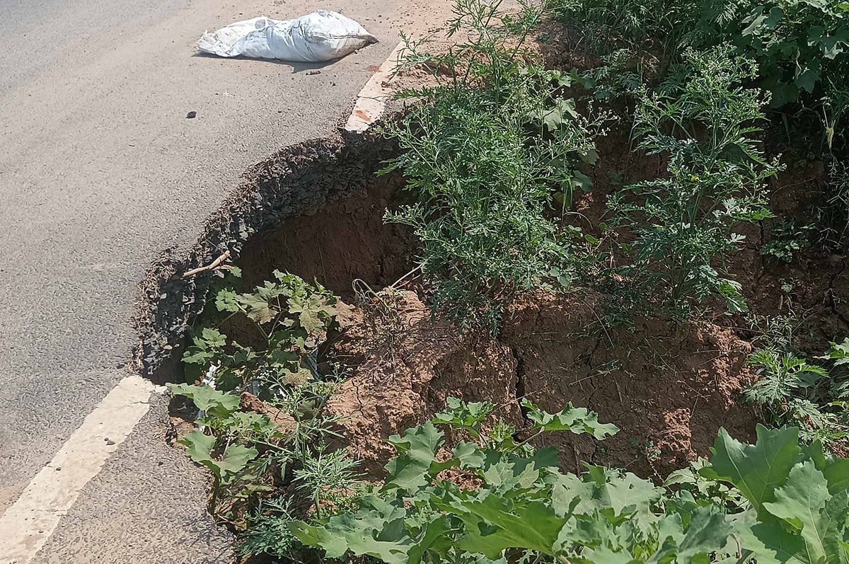 Agra News: बारिश के बाद भी नहीं भरा गया नंदगवा-पिनाहट मार्ग का कटान, राहगीर परेशान