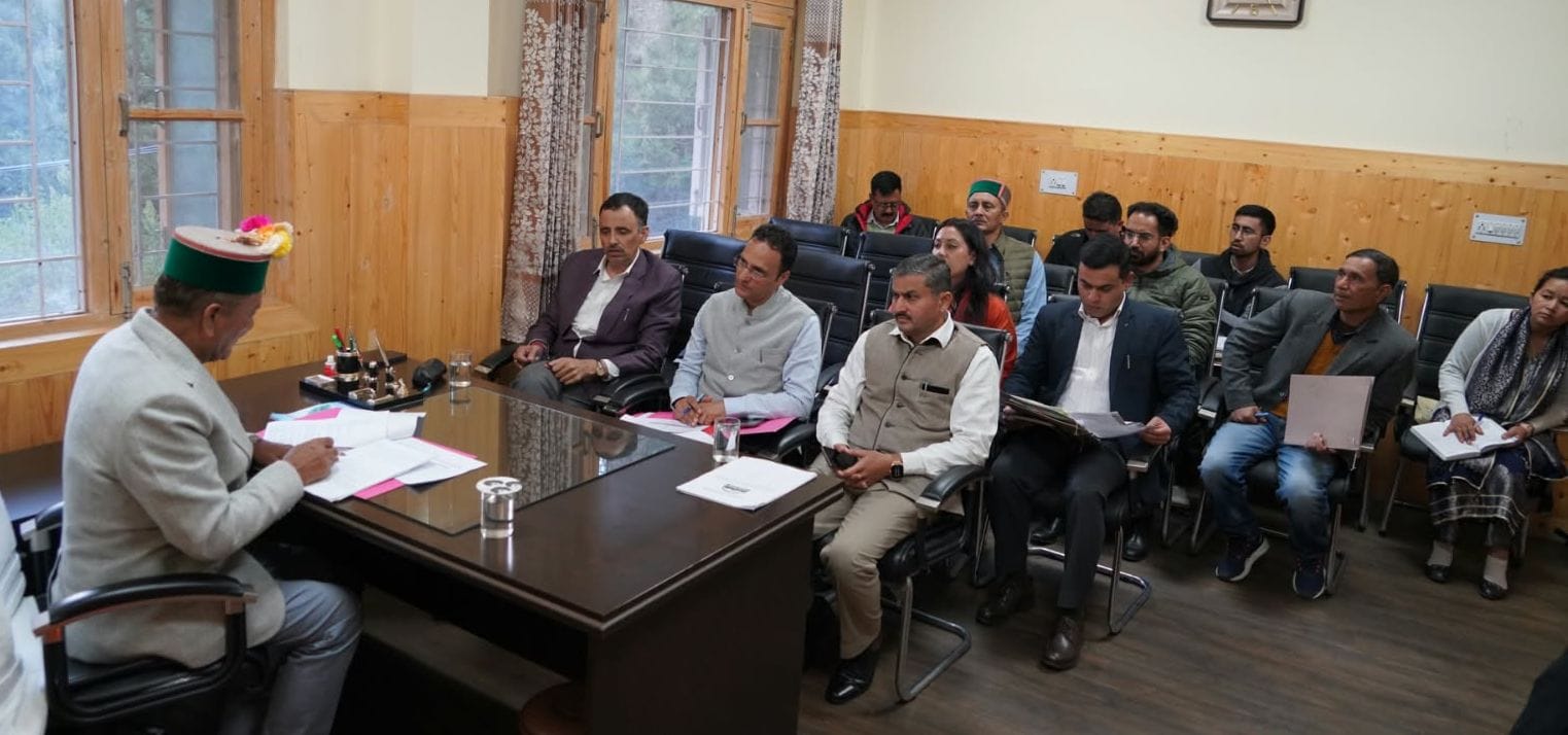 भूमि अधिग्रहण और नौतोड़ के मामलों को लेकर अधिकारियों के साथ बैठक करते मंत्री जगत सिंह नेगी। स्