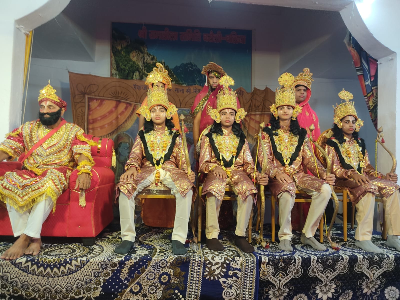 भीमपुरा क्षेत्र के बरौली गांव में चल रहे रामलीला का मंचन करते कलाकार। जागरुक पाठक
