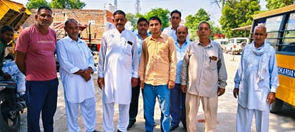 भूना। नगर पालिका सचिव से मुलाकात कर अधूरे नालों के निर्माण का विरोध जताते ढाणी सांचला रोड के नि