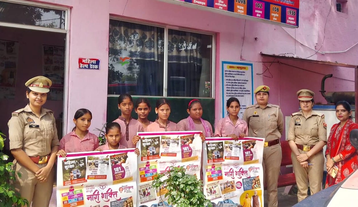 बहादुरगढ़ थाने में छात्राओं को जागरुक करतीं महिला उप निरीक्षक। स्रोत: पुलिस