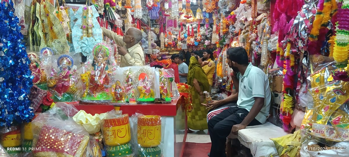 Basti News: बाजार में सजीं दुकानें, दीपावली के लिए भी खरीदारी शुरू