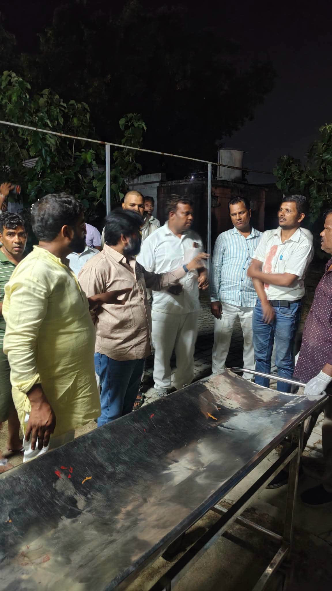 Basti News: कप्तानगंज ब्लॉक प्रमुख के पति पर फायरिंग, एसयूवी का शीशा तोड़ निकलीं गोलियां