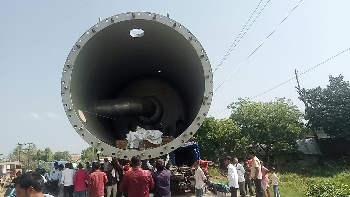 Basti News: बेल्जियम से बस्ती पॉलिटेक्निक पहुंचा 308 पहियों का ट्रक, उमड़ी भीड़