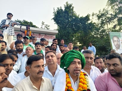 Hathras News: बिसावर पहुंचे जयंत, वीर गोकुला जाट को किया नमन