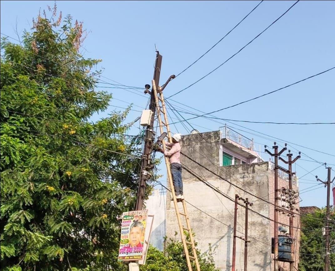बंद पड़ी लाइटों को दुरुस्त करते पालिका कर्मी। संवाद