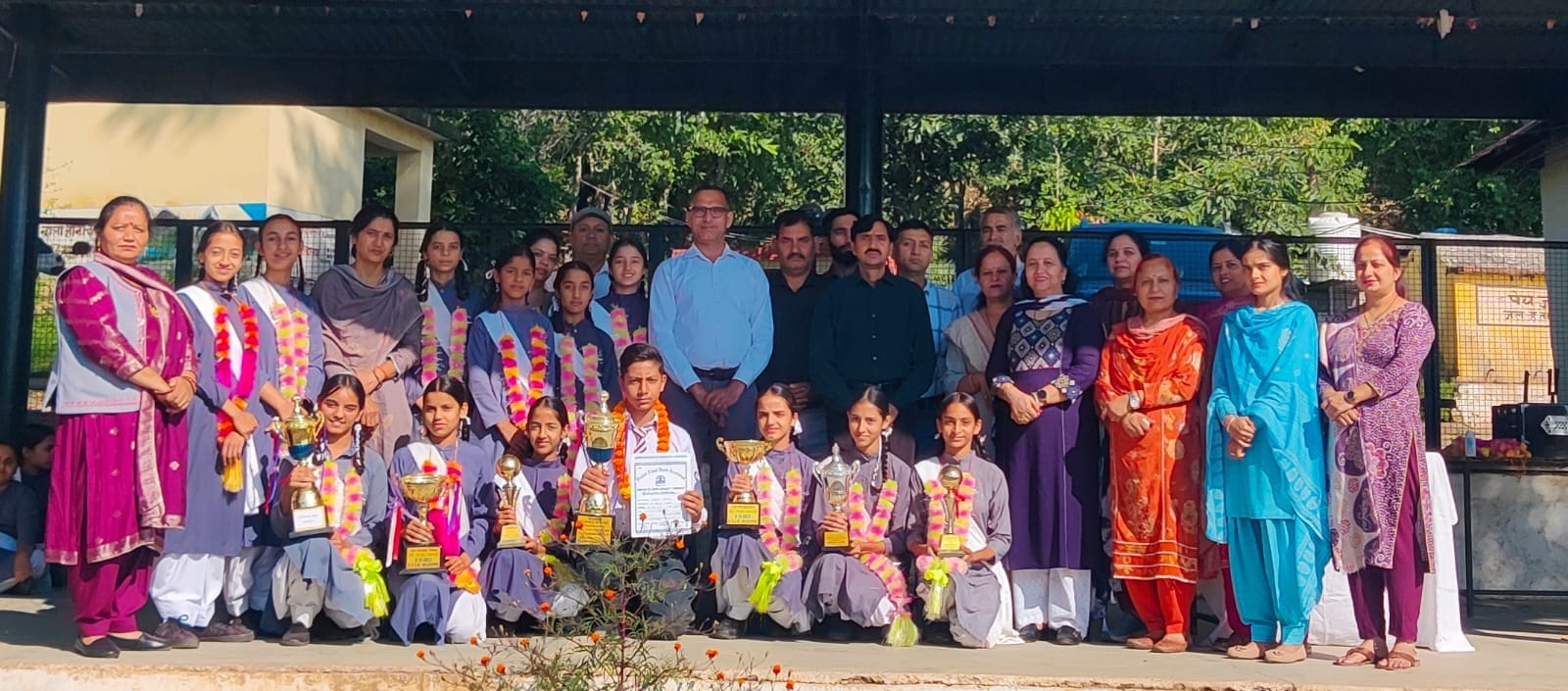 बंदला स्कूल में विजेताओं छात्राओं को सम्मानित करते स्टाफ सदस्य। स्रोत: स्कूल प्रबंधन