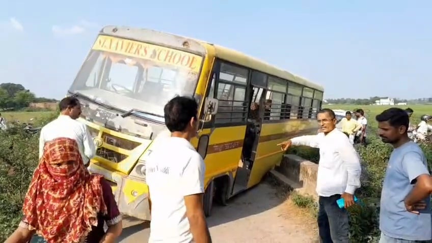 A school bus full of children went into the canal