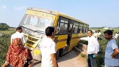बदलापुर में नहर से बाहर निकाली जा रही स्कूल बस। वीडियो ग्रैब