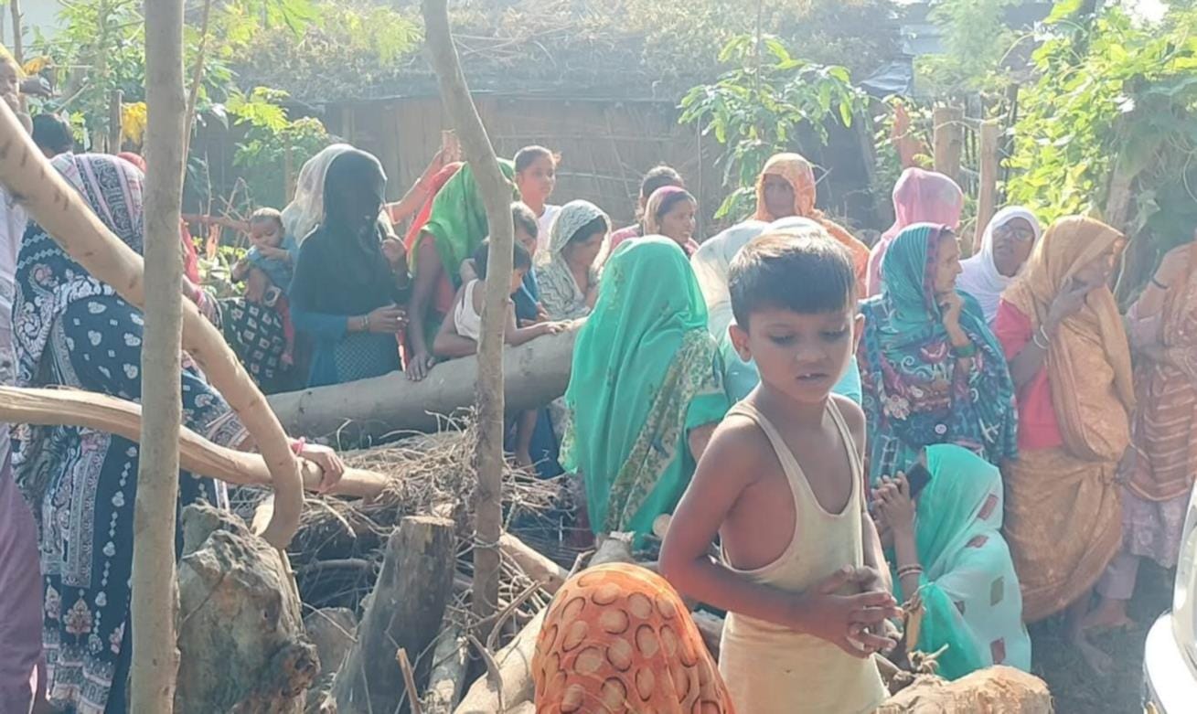 बढ़ईपुरवा में घटना के बाद जुटी भीड़