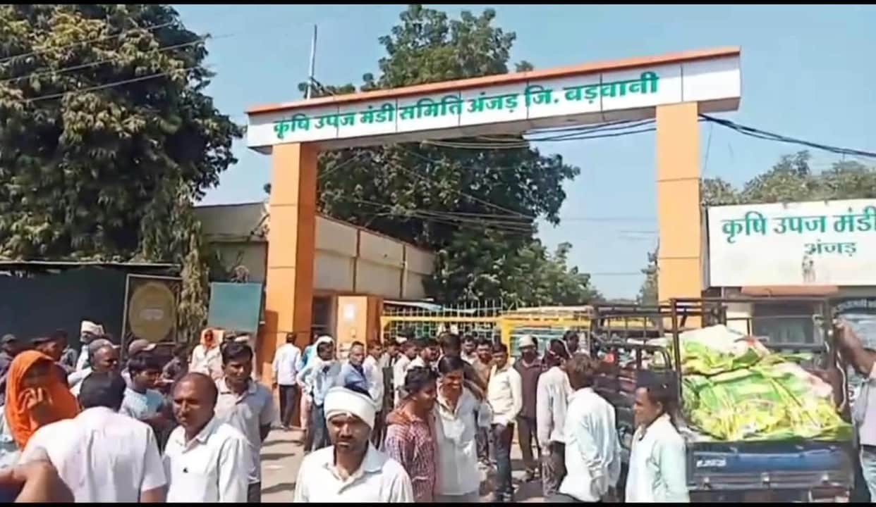 Farmers in Barwani, angered by low cotton prices, blocked the Khandwa-Baroda Highway