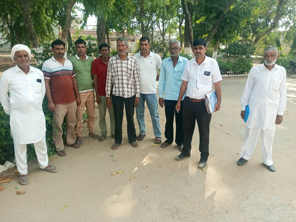 Charkhi Dadri News: निमड़ी-बड़ेसरा में चकबंदी पटवारी बदलने की मांग, ग्रामीणों ने एसडीएम को सौंपा शिकायत पत्र