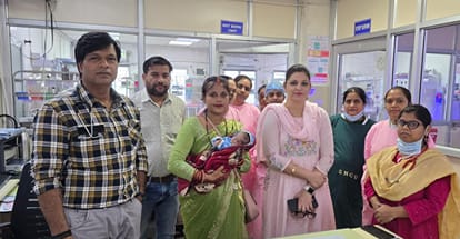 डॉक्टरों की टीम के साथ मां और मासूम।