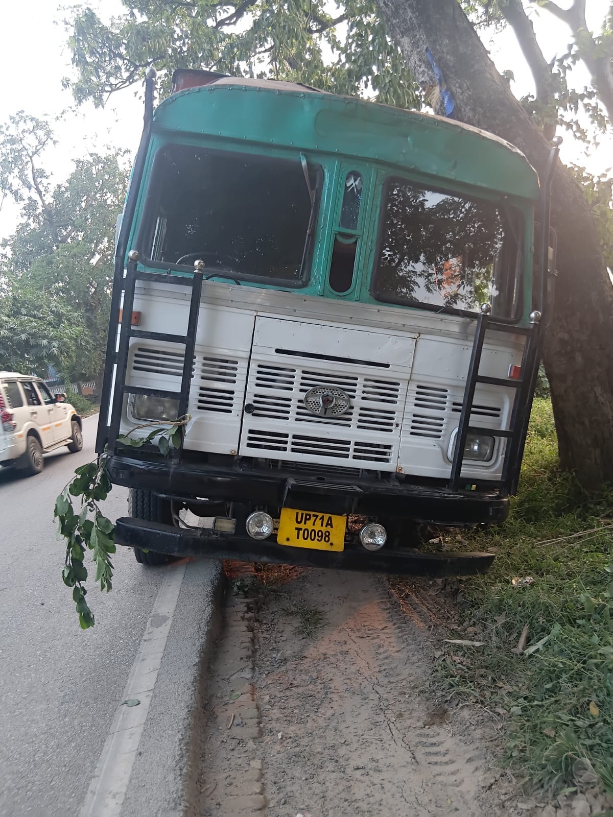 एनएच-31 स्थित उजियार गांव के गड्ढे में फंसा मवेशियों से भरा कंटेनर। जागरुक पाठक