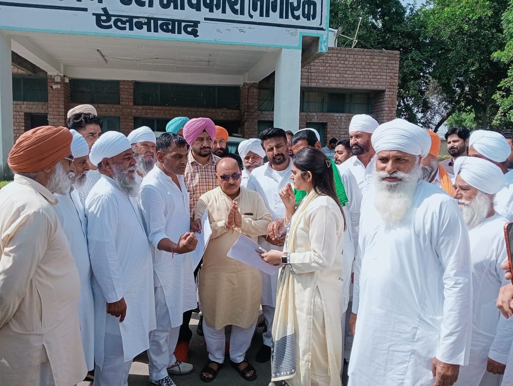 एसडीएम को ज्ञापन सौंपते किसान। 