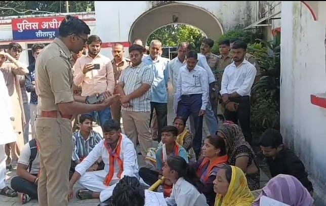 एसपी ऑफिस में परिजनों को समझाते सीओ।