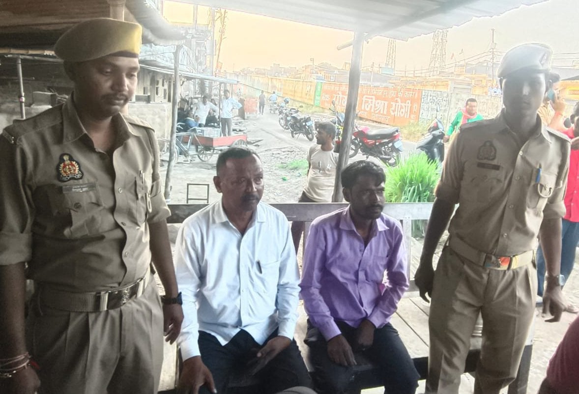 Jaunpur News: एलडीबी बैंक के फील्ड अफसर को 10 हजार रिश्वत के साथ पकड़ा