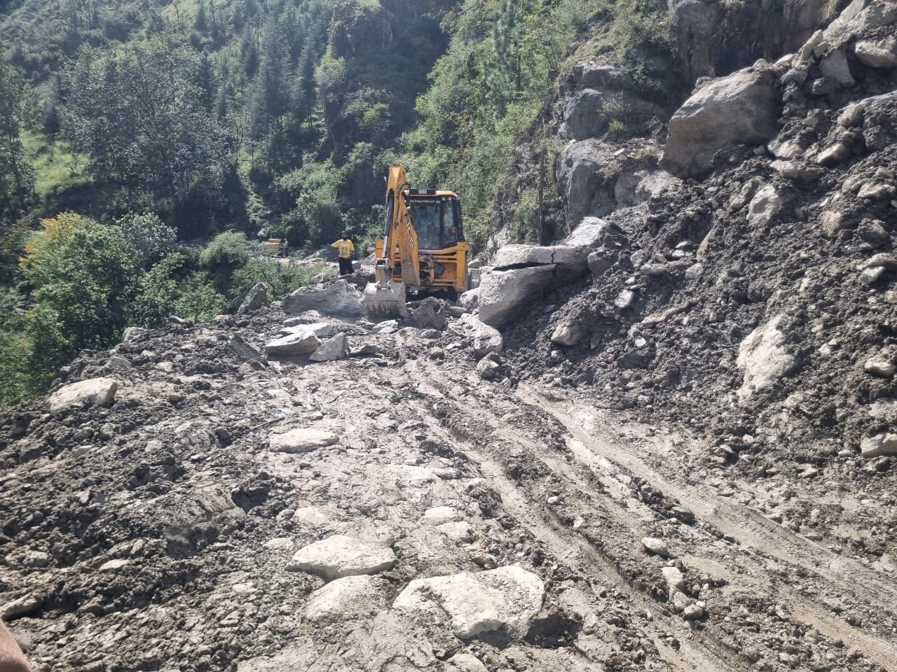 फांचा जघोरी सडक़ की बहाली में जुटी मशीन। संवाद