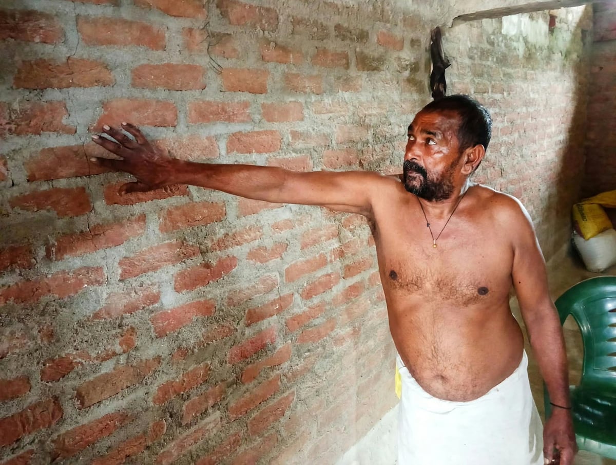 Banda News: ब्लास्टिंग से 12 मकानों और विद्यालय में दरारें, पेयजल बोर धंसे