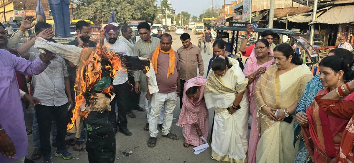 Hamirpur News: भाजपाइयों ने राहुल गांधी का पुतला जलाया