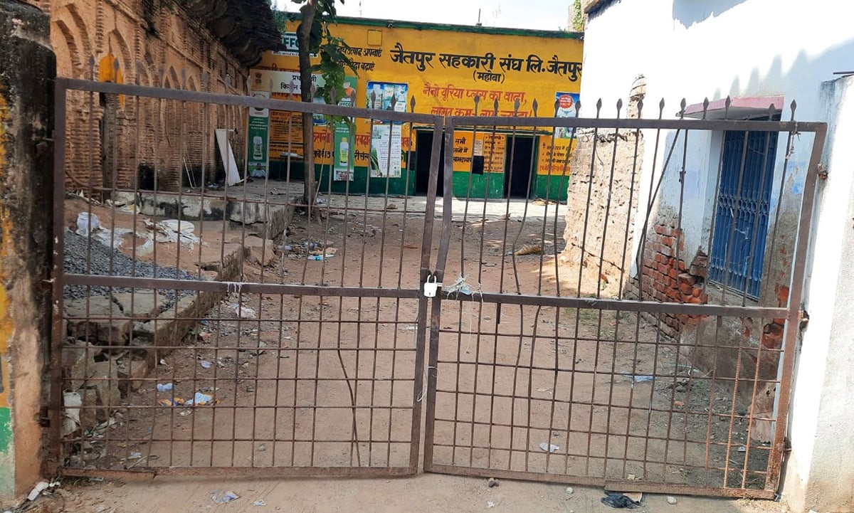 Mahoba News: अधिकांश समितियों में लगे ताले, जहां खाद वहां लग रहीं कतारें