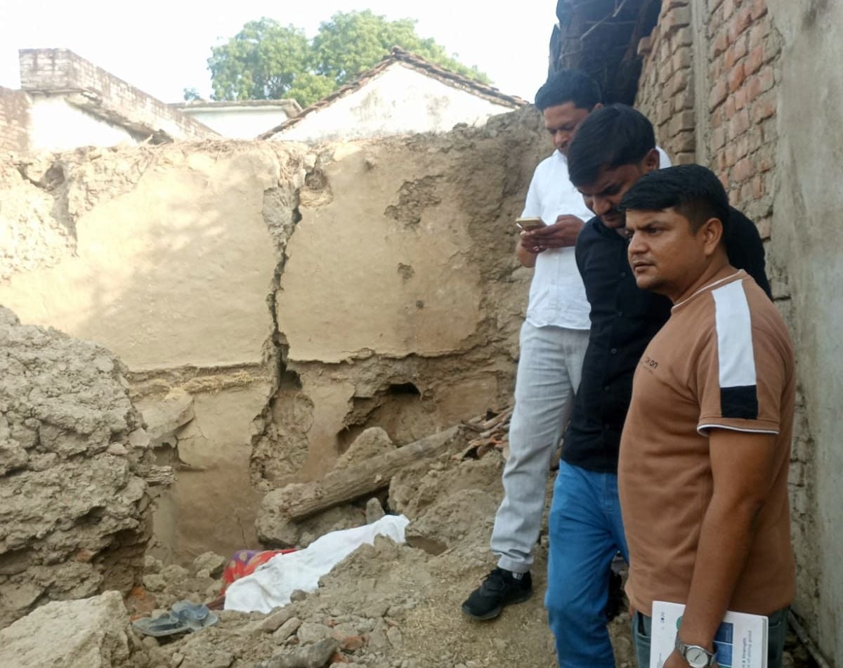 Mahoba News: भूसा निकालते समय कच्ची दीवार ढही, वृद्धा की मौत
