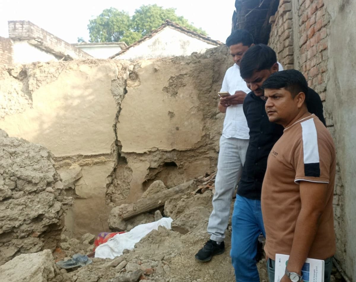 फोटो 12 एमएएचपी 26 परिचय-मकान गिरने का आंकलन करने राजस्वकर्मी। संवाद