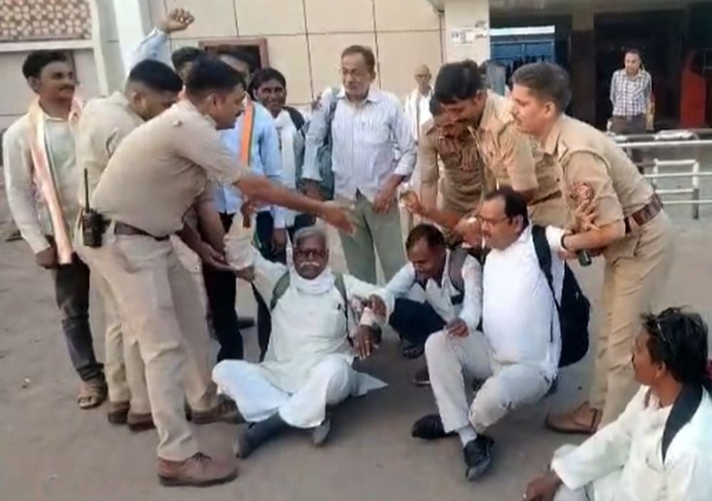 Mahoba News: दिल्ली जा रहे जिलाध्यक्ष समेत 10 से अधिक कांग्रेसियों को पुलिस ने रोका