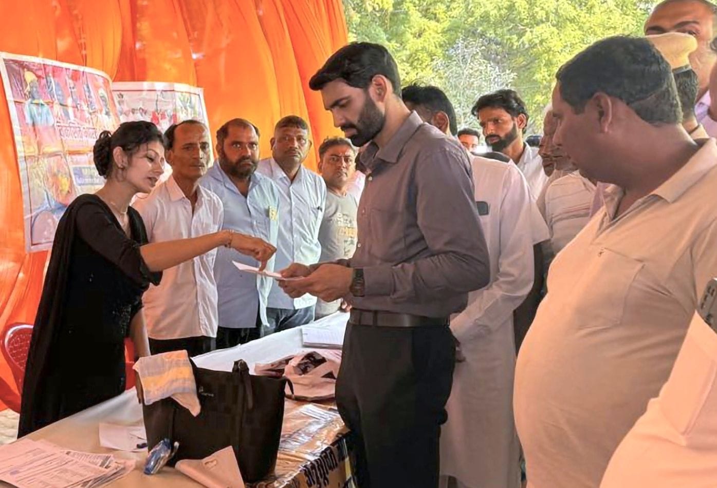 फोटो 12जेएनडी13-सेवा संकल्प अभियान के तहत लगे शिविर का अवलोकन करते हुए एसडीएम पुलकित मल्होत्रा
