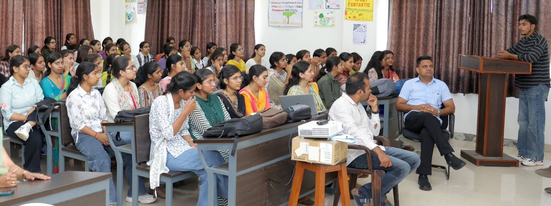 फोटो 12जेएनडी14-सीआरएसयू में आयोजित कार्यक्रम में मौजूद स्टाफ और बच्चे। स्रोत विवि