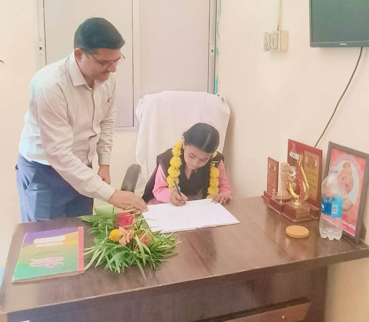 Hamirpur News: एक दिन की खंड शिक्षा अधिकारी बनीं पलक
