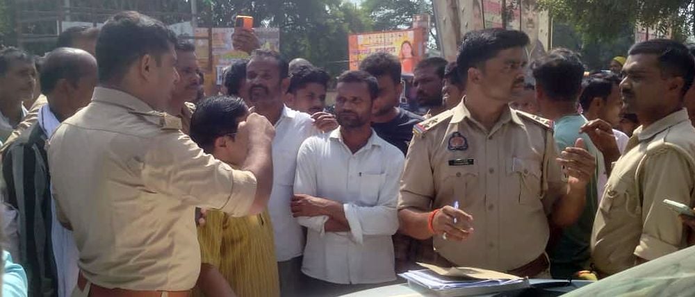 Mahoba News: हाईटेंशन लाइन पर काम करते समय लाइनमैन की करंट से मौत