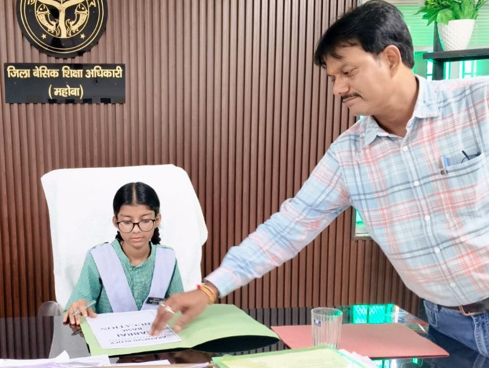 फोटो 13 एमएएचपी 07 परिचय-कार्यालय में अभिलेख देखतीं एक दिन की बीएसए बनीं छात्रा कुमसुम। संवाद