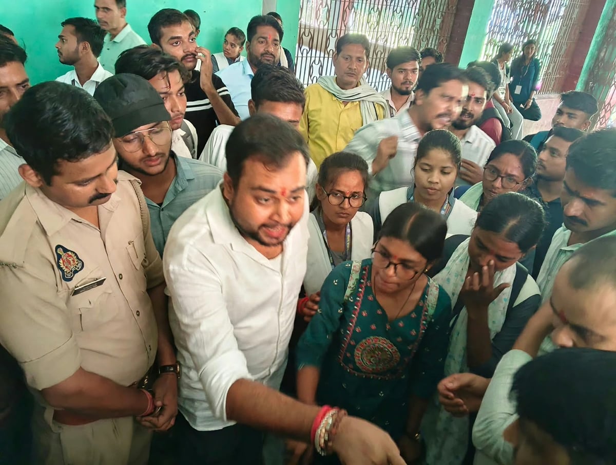 Banda News: पीजी कॉलेज में छात्र-छात्राओं का गुस्सा फूटा