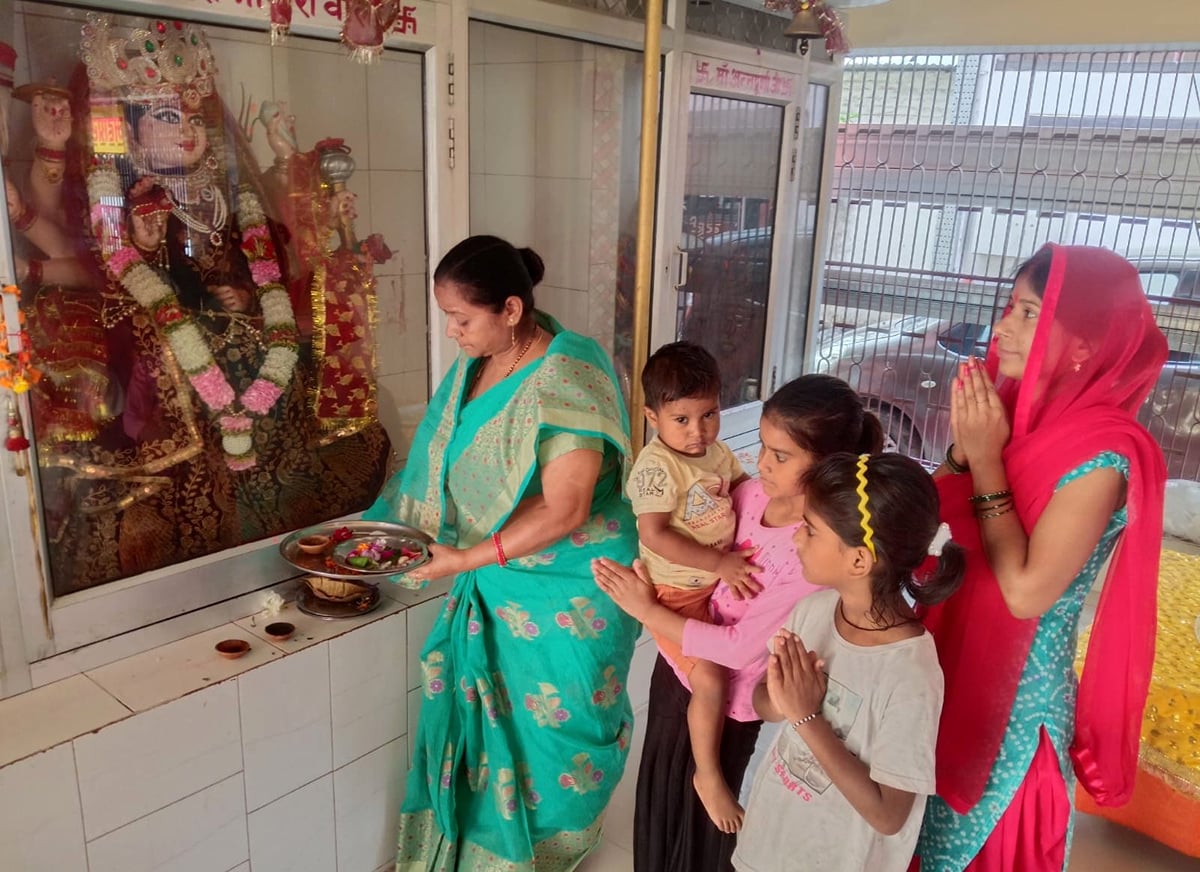 Hardoi News: मां चंद्रघंटा का पूजन कर मांगा साहस