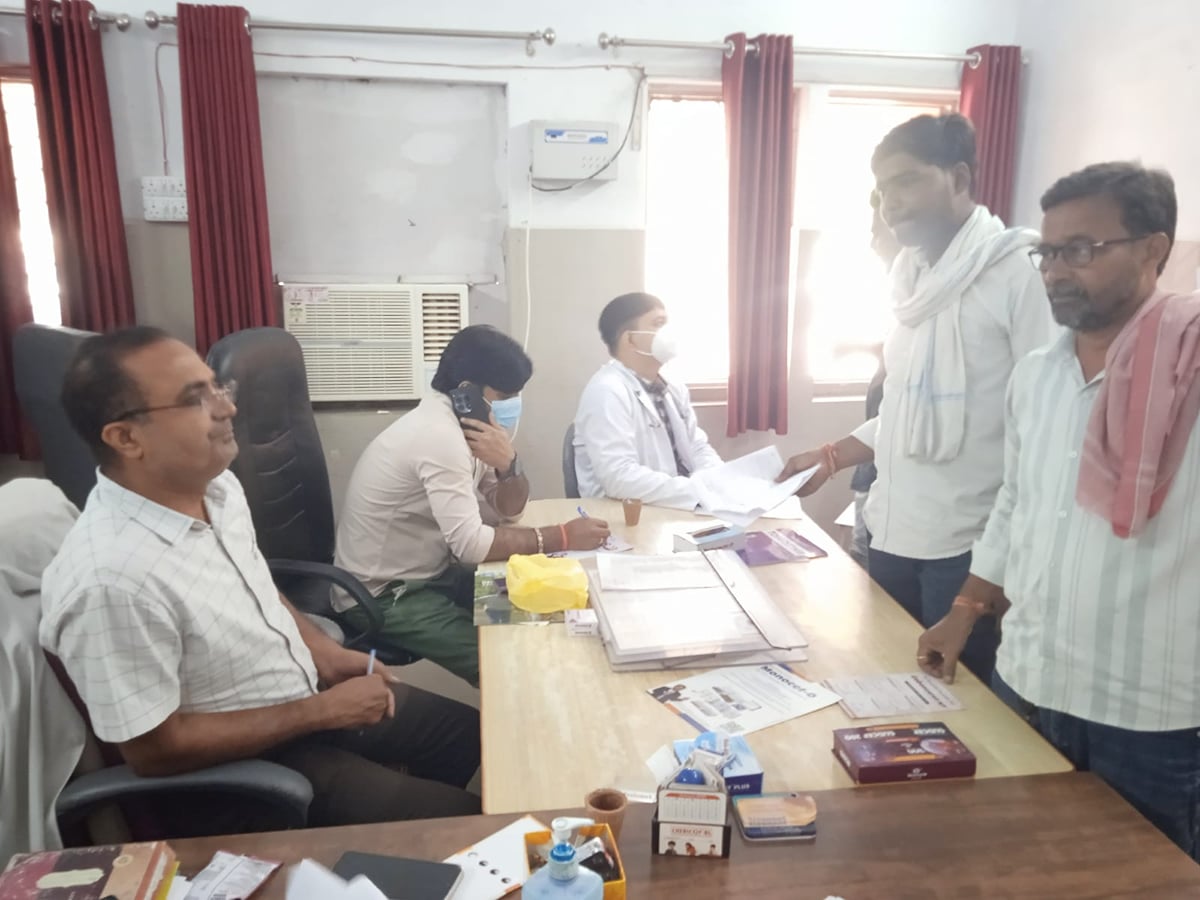 Etawah News: हड्डी व ईएनटी रोग विशेषज्ञ ने देखे वायरल के मरीज