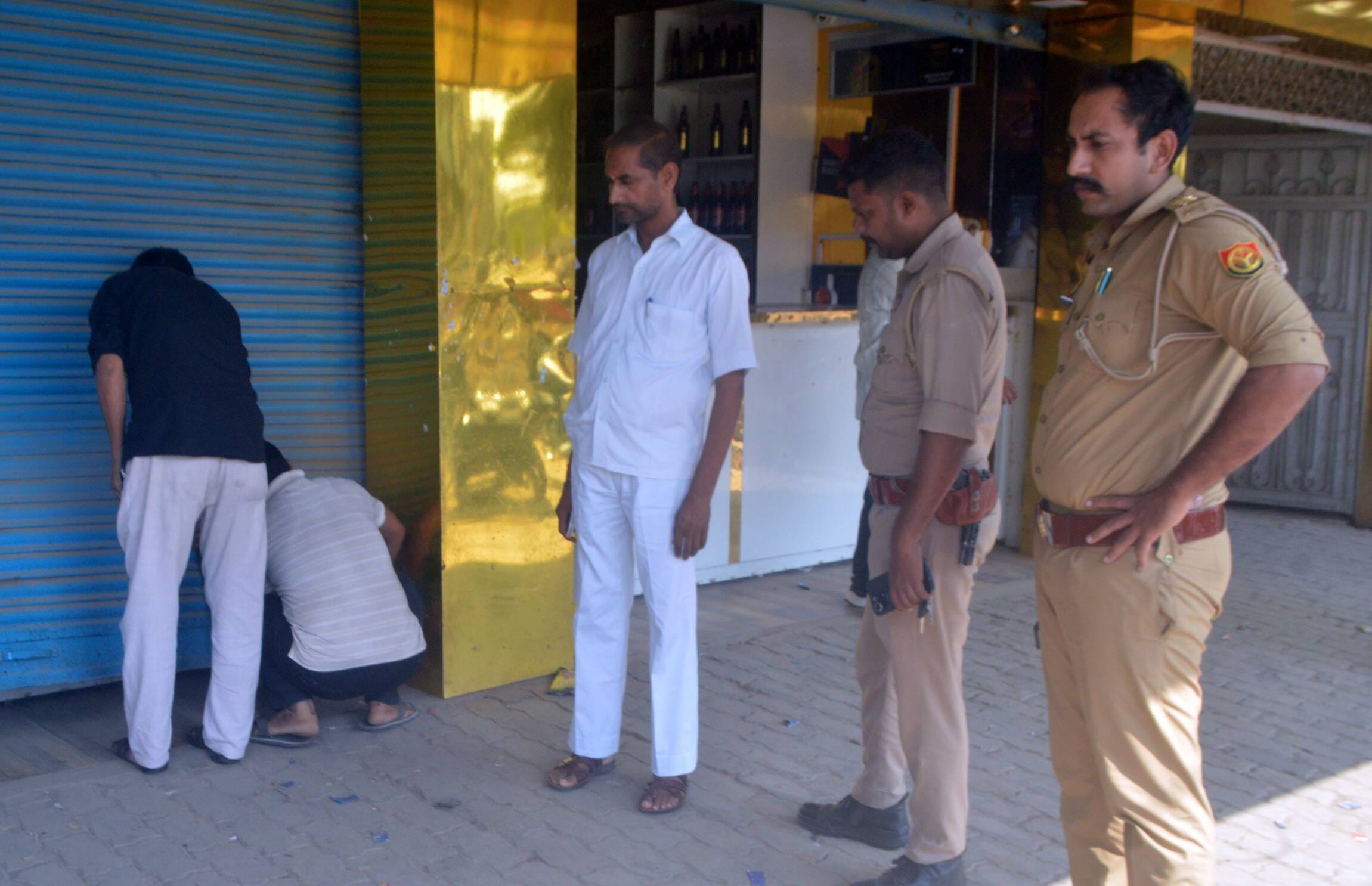 फोटो-23- चोरी की घटना की जांच करते पुलिसकर्मी। संवाद