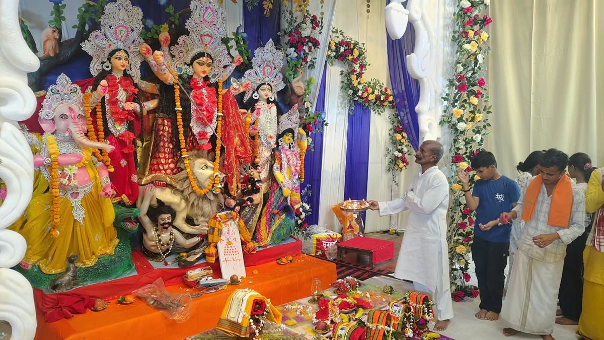 Balrampur News: नवरात्र के तीसरे दिन मां चंद्रघंटा की हुई पूजा-अर्चना, मंदिरों में उमड़े श्रद्धालु