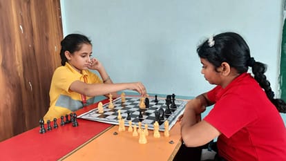फोटो 4 नरवाना। शतरंज खेलते हुए लड़कियां। संवाद।