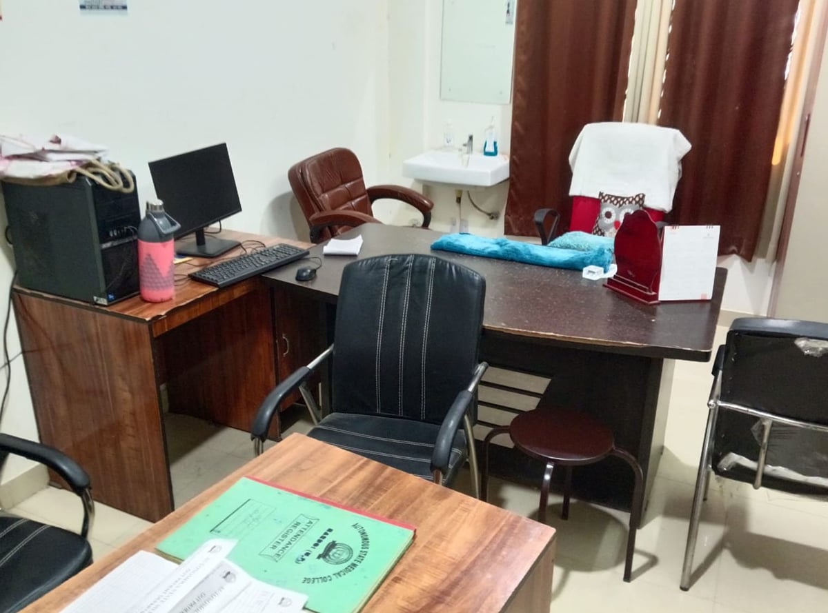 Hardoi News: हड़ताल पर एनएचएम कर्मी, मेडिकल कॉलेज में भी स्वास्थ्य सेवाएं प्रभावित