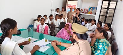 फोटो-6-बलरामपुर के महिला थाने में पीड़िताओं की शिकायत सुनती छात्रा बनी प्रभारी निरीक्षक ।-स्र