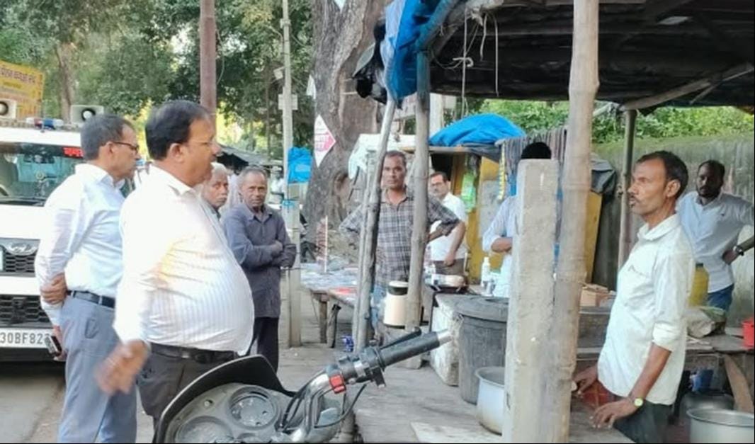 फोटो 69: अतिक्रमण हटाओ अभियान में दुकानदार को समझाते सिटी मजिस्ट्रेट संजय कुमार। संवाद