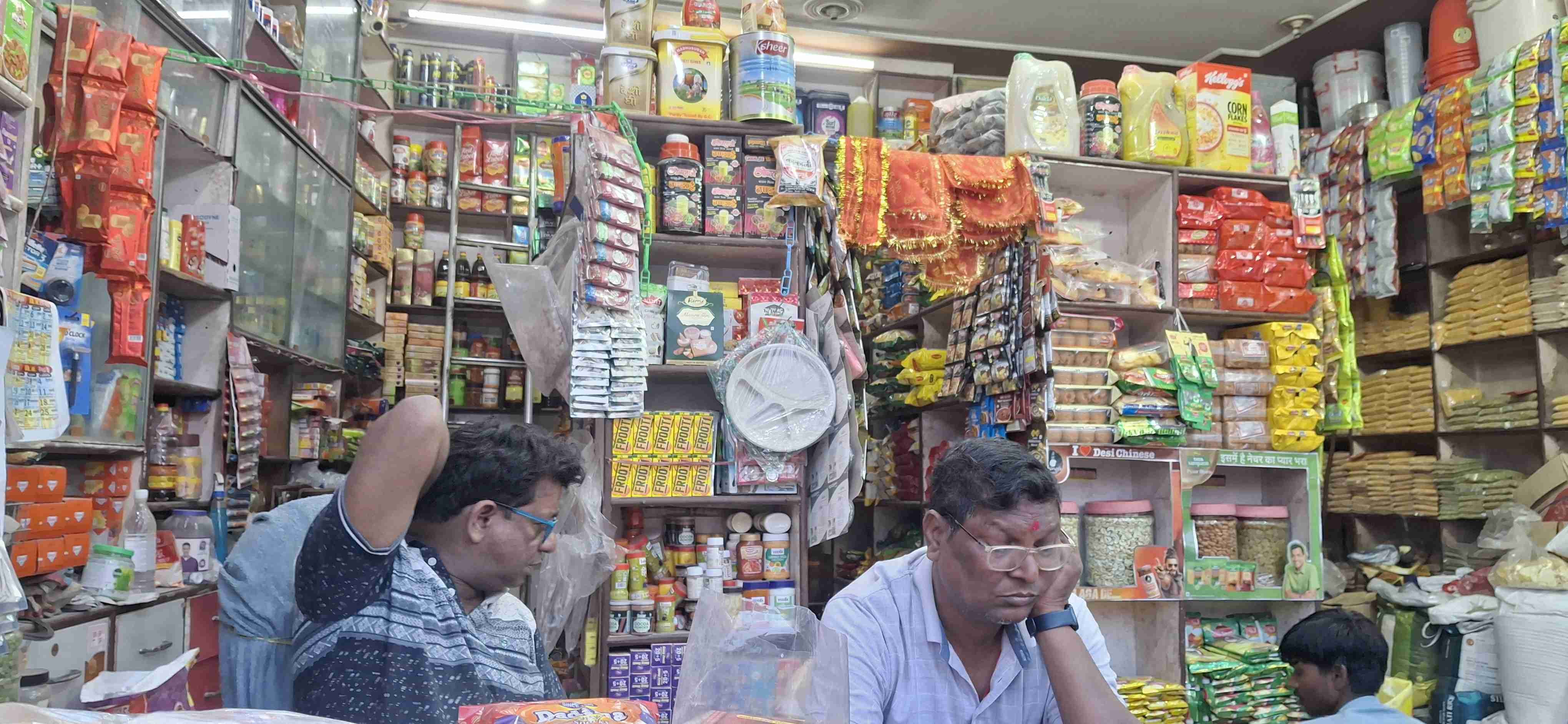 Prices of jaggery and sugar rise again during the festive season; kitchen budgets disrupted.
